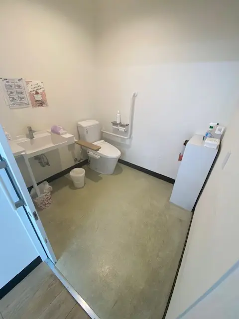 手すりなどを備えた施設内のトイレ