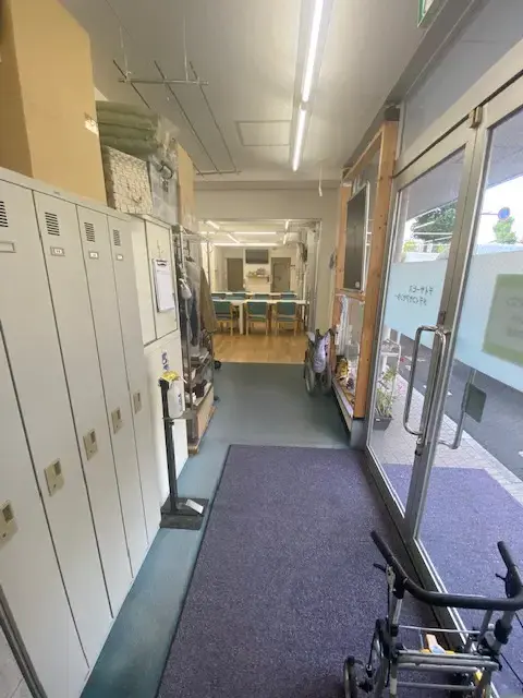 入口からメインフロアへ続く館内通路